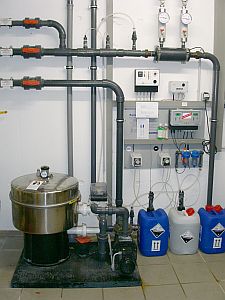 Dosierung für kleineres Privatbecken mit Chlor- und pH-Regeltechnik
