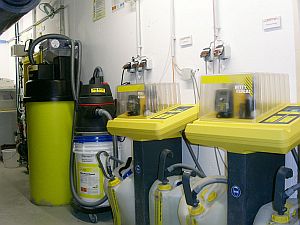 Dosierung für ein Therapiebecken mit Ozon-, Chlor-, pH- und Flockungsregeltechnik sowie Protokolldrucker